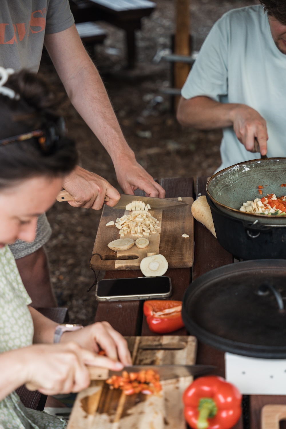 Samen koken tijdens het Wilde Diner kookworkshop met wilde kruiden.