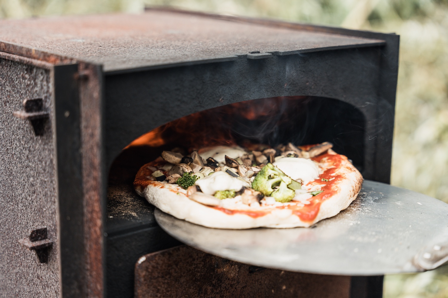 Zelf pizza's maken tijdens het Wilde Diner.